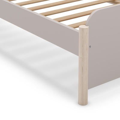 Cama com estrutura cinza e pés de madeira clara