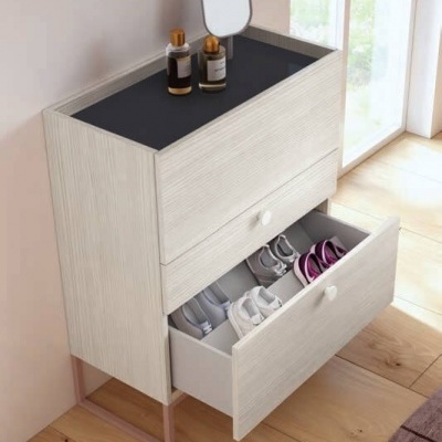 Sapateira de madeira clara com gavetas abertas mostrando sapatos, tampo preto com frascos e espelho