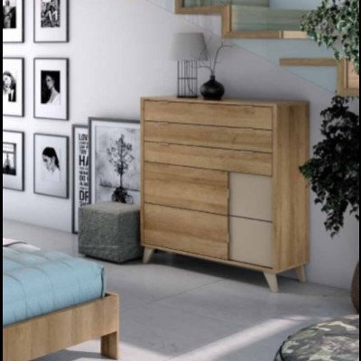 Quarto com cómoda em madeira clara, cama com edredão azul claro, fotografias em parede branca e escadaria moderna