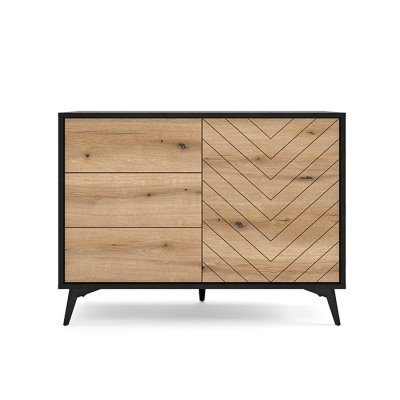 Móvel de madeira clara com estrutura preta, três gavetas e uma porta com padrão geométrico.