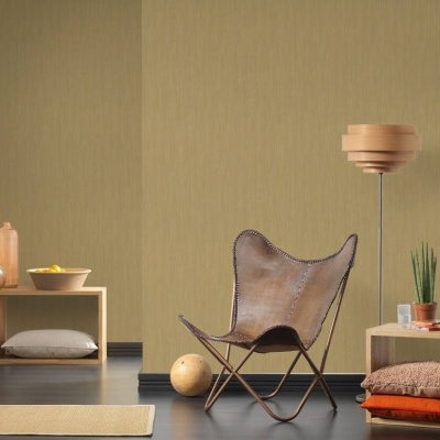 Cadeira de pele castanha com estrutura metálica e estante modular em madeira clara