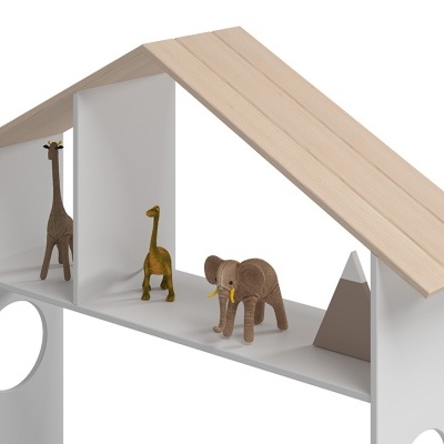 Estante branca com tecto de madeira e figuras de animais