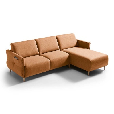 Sofá de canto em tecido castanho claro com três almofadas e pernas de madeira