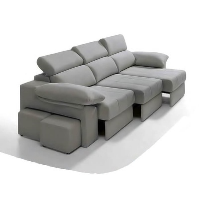 Sofá cinza claro em couro com encostos ajustáveis e pufes