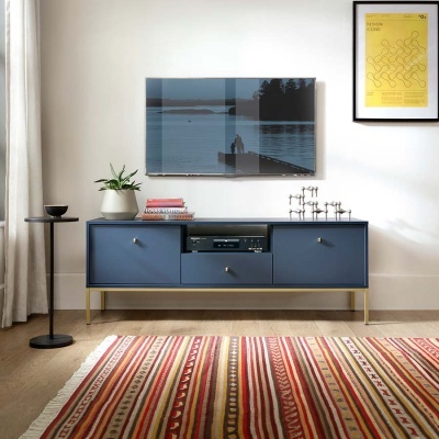 Móvel azul com decoração e televisão numa sala moderna