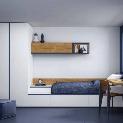 Quarto moderno com cama individual, armário branco, escrivaninha e cadeira em madeira clara, estante e pufe azul escuro.