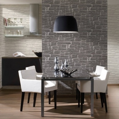 Sala de jantar com mesa preta de vidro e quatro cadeiras brancas em madeira clara