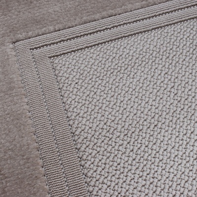 Tapete cinzento claro com padrão texturizado e borda dupla sobre carpete