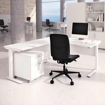 Escritório com secretária branca, cadeira preta e gaveta móvel branca