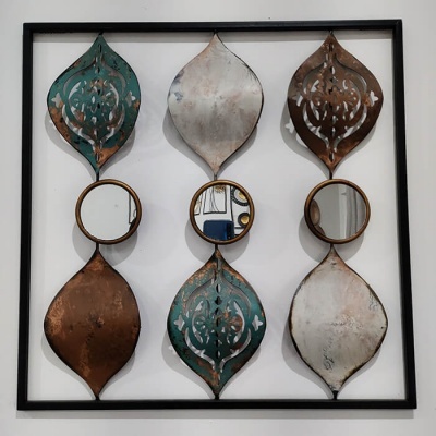 Quadro metálico decorativo com folhas recortadas e três espelhos redondos