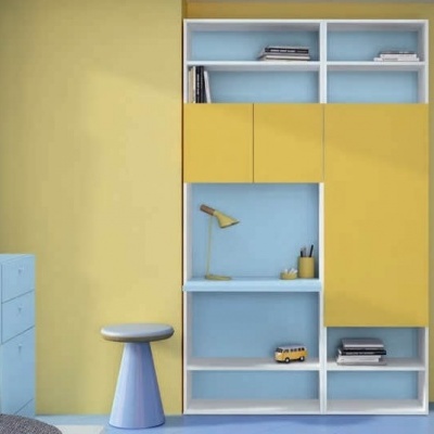 Estante branca com portas amarelas numa divisão com paredes amarelas e móveis azuis.