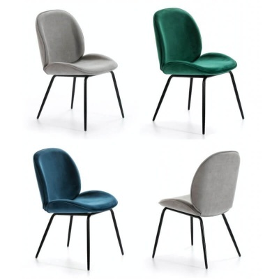 Cadeiras estofadas em tecido aveludado cinza, verde e azul com pernas metálicas pretas