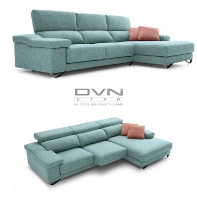 Sofá de canto azul-acinzentado de tecido com almofadas cor de salmão