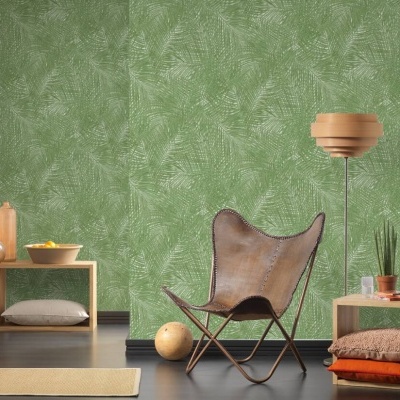 Sala decorada com cadeira de couro castanho, candeeiro de pé, tapete bege e estantes de madeira clara