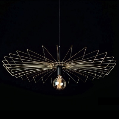 Candeeiro pendente de metal dourado com lâmpada exposta num fundo preto