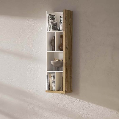 Estante de parede em madeira clara e branco com livros e vasos decorativos