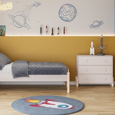 Quarto infantil com cama branca, roupa de cama cinzenta e decoração temática espacial