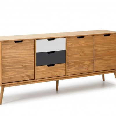 Aparador em madeira clara com portas e gavetas coloridas