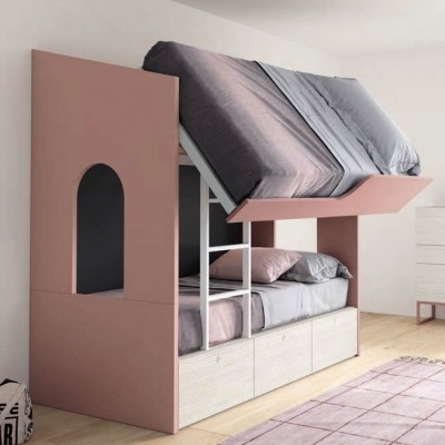 Cama beliche rosa com gavetas brancas e roupa de cama cinza e roxa, em quarto claro com tapete rosa