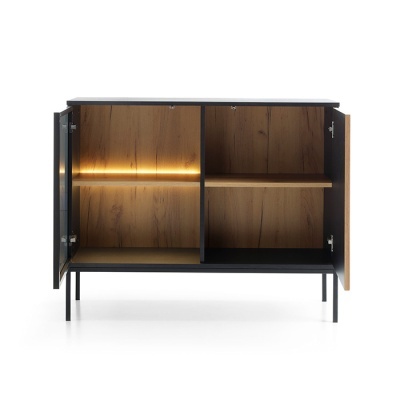 Móvel de arrumação preto com portas de vidro abertas e interior em madeira iluminada
