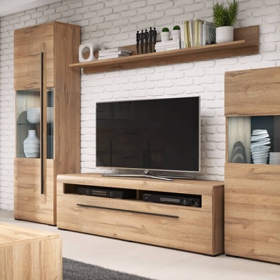 conjunto de mobiliário de sala em madeira clara com móvel TV, estante e vitrines