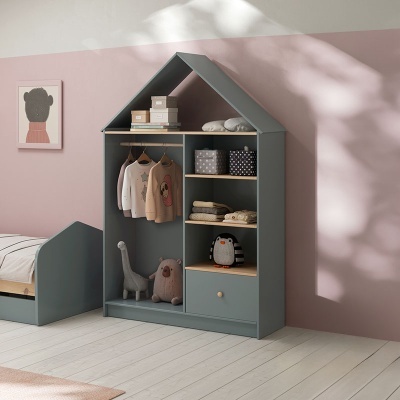 Armário infantil cinzento escuro em formato de casinha com roupas e brinquedos num quarto com parede rosa claro