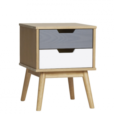 Mesa de cabeceira em madeira clara com duas gavetas coloridas e pernas cónicas.