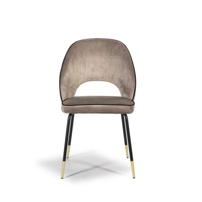 Cadeira cinzenta com pernas pretas e douradas sobre fundo branco