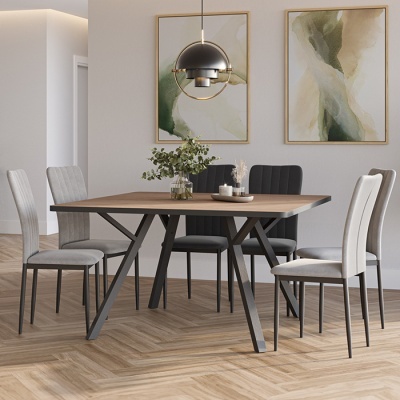 Mesa de jantar retangular de madeira com seis cadeiras estofadas cinza num ambiente moderno