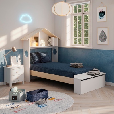 Quarto infantil com cama tipo casa, roupa de cama azul, tapete redondo, parede azul e branca, janelas grandes e candeeiro redondo.