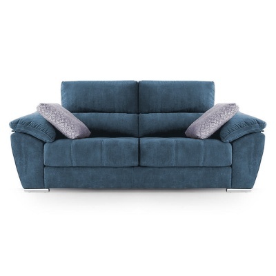 Sofá de dois lugares azul escuro com duas almofadas lilás e padrão geométrico