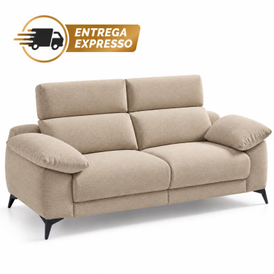 Sofá bege de tecido com braços almofadados e pés pretos, texto ENTREGA EXPRESSO no fundo branco.
