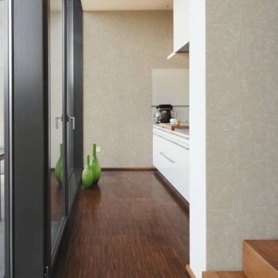 Interior com chão de madeira, escada, cozinha branca, porta de vidro e terraço externo