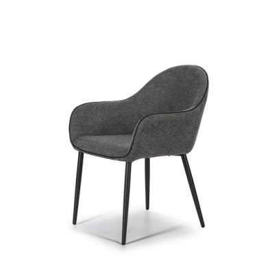 Cadeira estofada cinzenta com pernas pretas finas