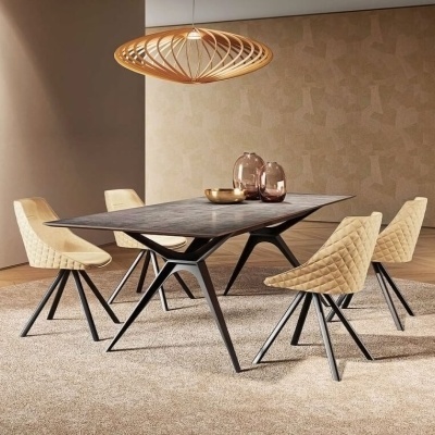 Conjunto de mesa de jantar retangular escura com seis cadeiras bege acolchoadas e luz suspensa de madeira