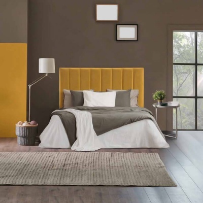 Quarto com cama de casal com cabeceira amarela e roupa de cama branca e cinzenta