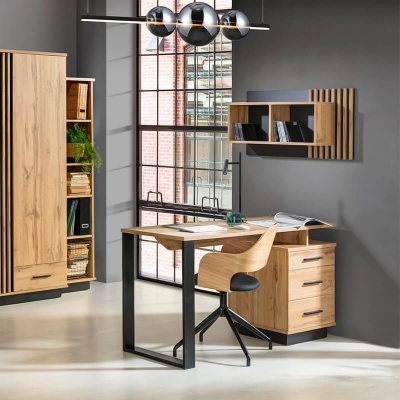 Conjunto de móveis de escritório em madeira clara com estrutura preta e janela industrial ao fundo