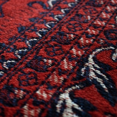 Tapete vermelho com padrão geométrico e floral azul escuro e branco