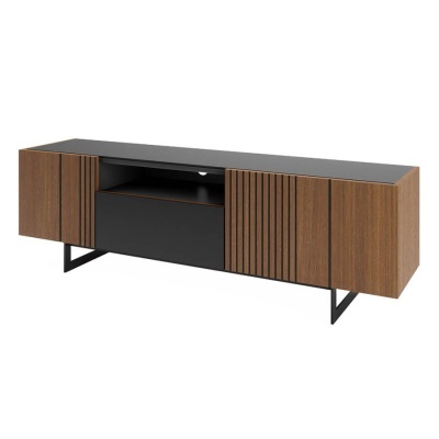 Móvel de apoio para TV em madeira castanha e negra com pernas metálicas pretas