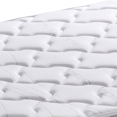 Colchão branco com padrão acolchoado retangular