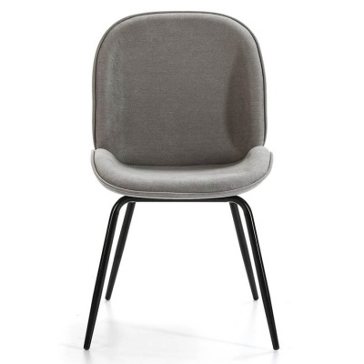 Cadeira cinzenta com estrutura metálica preta e quatro pernas
