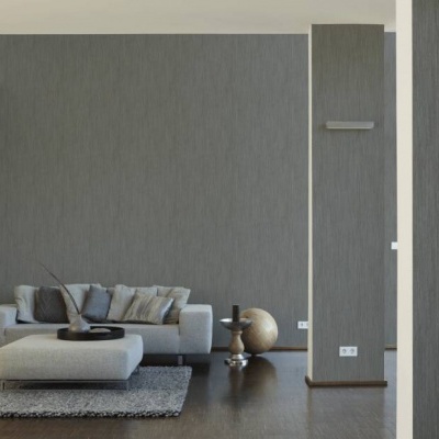 Sala moderna com sofá cinza e paredes cinzentas texturizadas