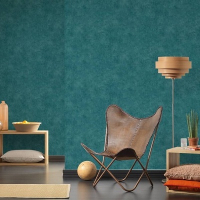 cadeira de couro castanho numa sala com parede azul, candeeiro de pé e estantes de madeira clara