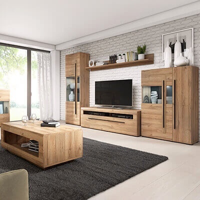 Conjunto de móveis de sala de estar em madeira clara com acabamento natural