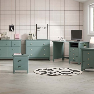 Móveis verdes azulado num quarto com parede de azulejos brancos, tapete branco com padrão preto e janela à direita