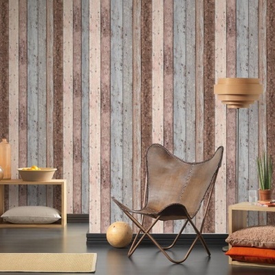 Cadeira de couro castanho e mobília em ambiente com parede listrada castanha e cinzenta