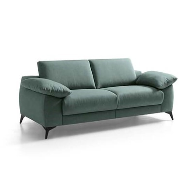 Sofá verde-acinzentado de dois lugares com pés pretos em fundo branco