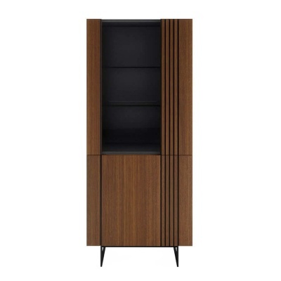 Armário alto em madeira castanha com prateleiras abertas pretas e portas fechadas.