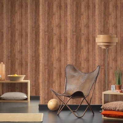 Sala moderna com cadeira de couro castanho e móveis de madeira clara