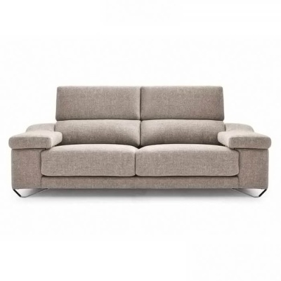 Sofá cinzento claro de três lugares com braços largos e pés metálicos